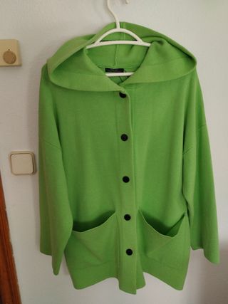 Chaqueta verde con capucha