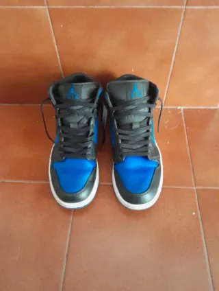 Jordan 1 Mid Azul y Negro Talla 43. 