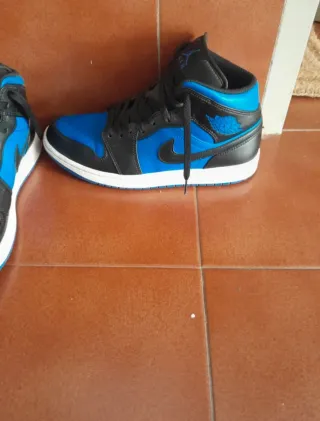 Jordan 1 Mid Azul y Negro Talla 43. 