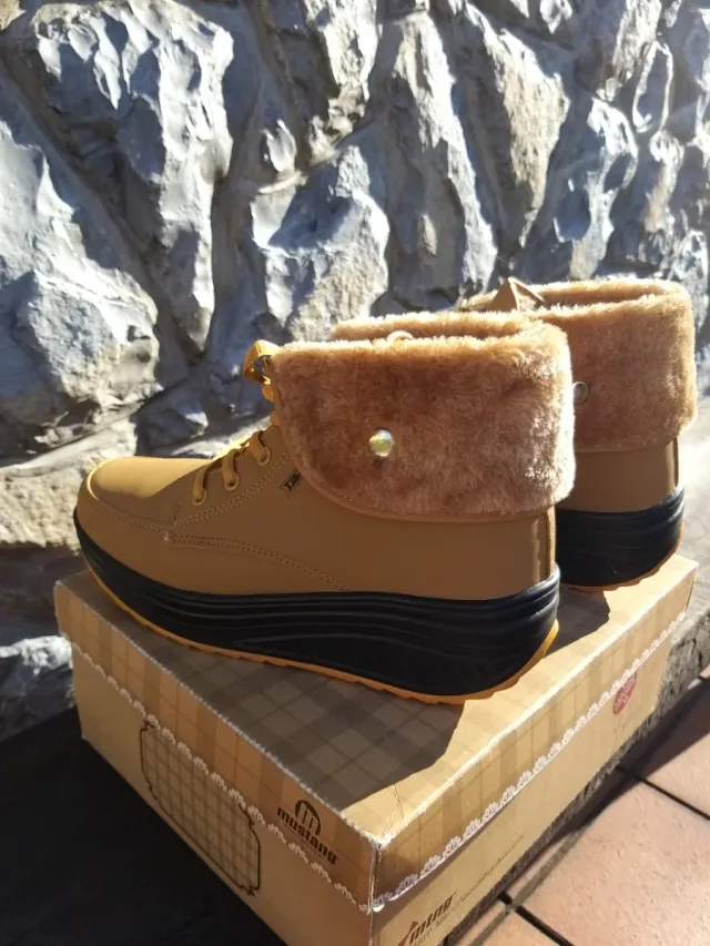 Botines color mostaza. 