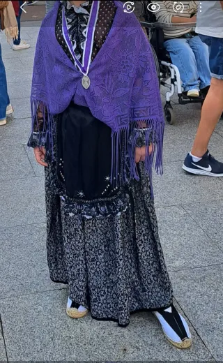Vestido Baturra Talla XS, la chica es adolescente 