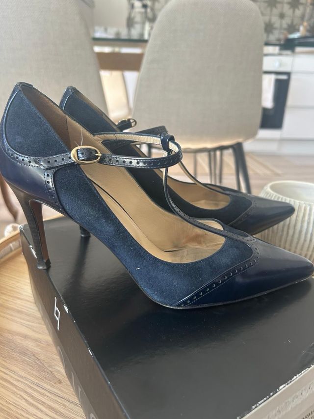 Tacones Latouche ante marino