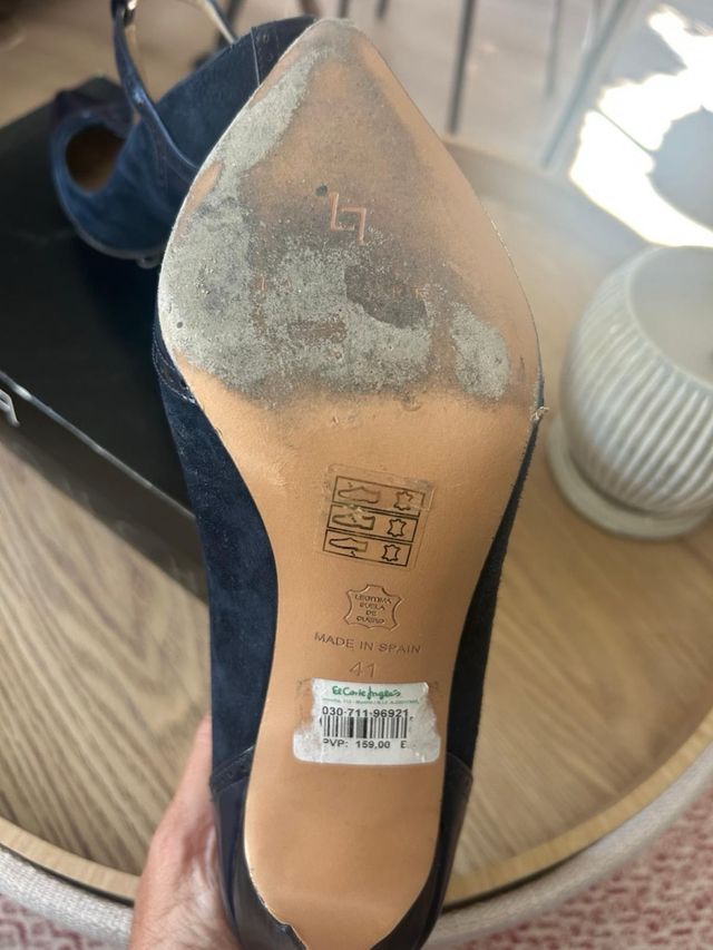 Tacones Latouche ante marino