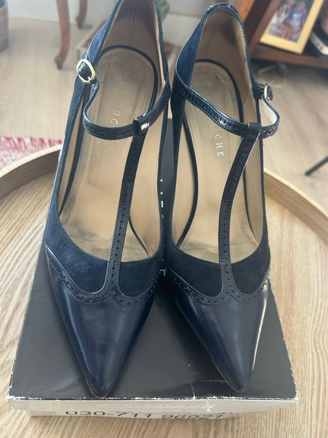 Tacones Latouche ante marino