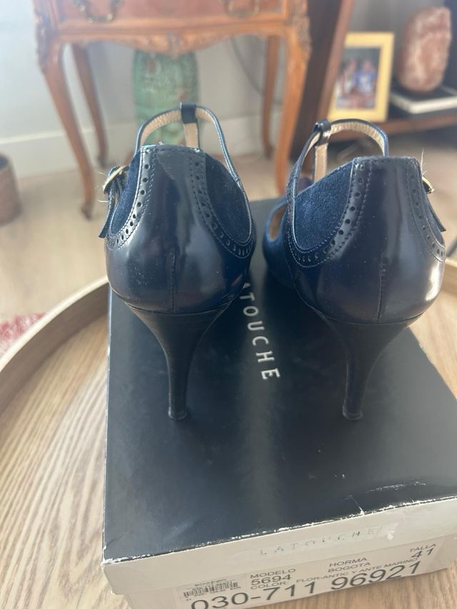 Tacones Latouche ante marino