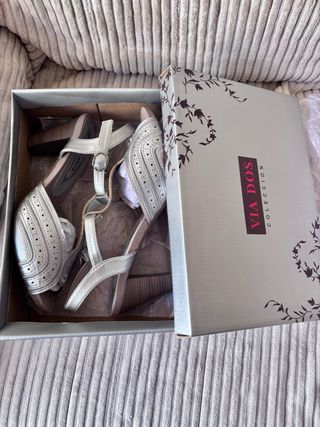 Zapato de vestir gris con tacòn