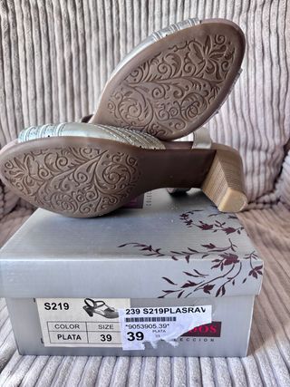Zapato de vestir gris con tacòn