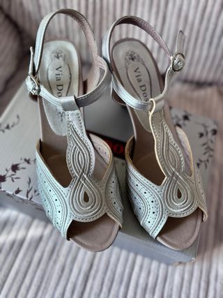Zapato de vestir gris con tacòn