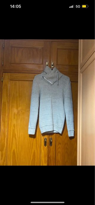 Jersey gris con cuello alto
