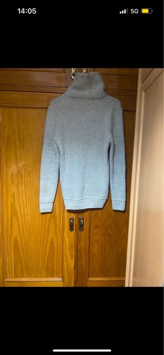 Jersey gris con cuello alto