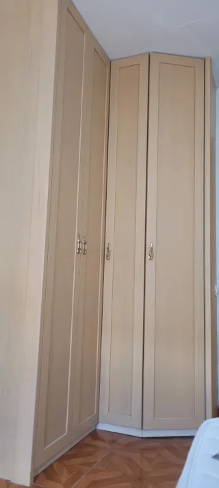 Armario esquinero de madera