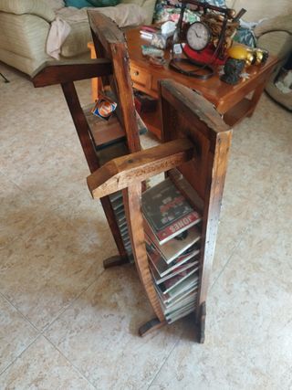 Porta CDs y DVDs de madera rústica.