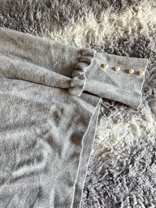Jersey Zara gris punto detalles perla en los puños