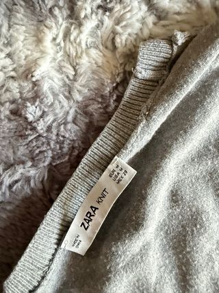 Jersey Zara gris punto detalles perla en los puños