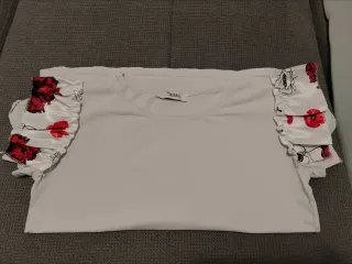 T-shirt con maniche a fiori rosse