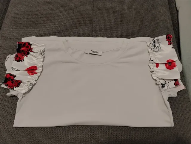 T-shirt con maniche a fiori rosse