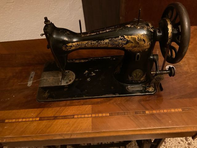 Máquina de coser antigua negra y dorada