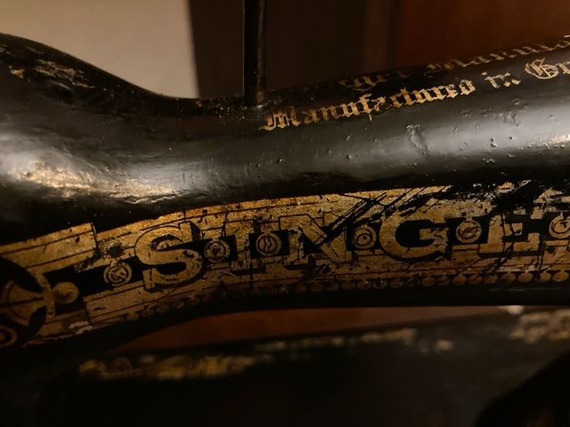 Máquina de coser antigua negra y dorada