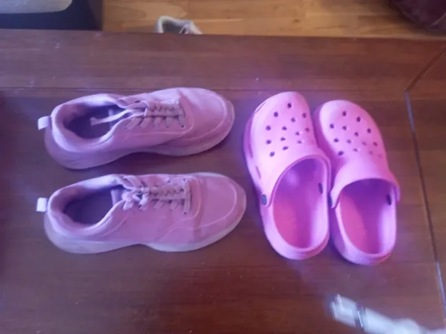 Zapatillas y Crocs niña rosas