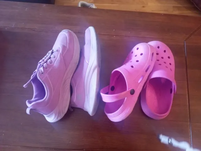Zapatillas y Crocs niña rosas