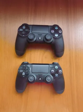 PS4 1TB Jet Black CUH-1612B y 2 mandos