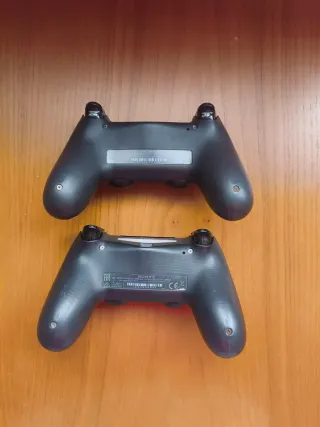 PS4 1TB Jet Black CUH-1612B y 2 mandos