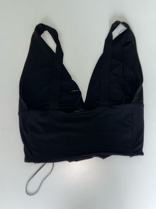Top corto satinado negro