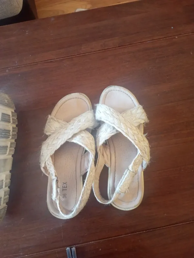 Sandalias beige trenzadas