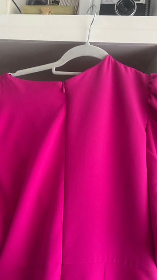 Vestido de evento fucsia con flecos