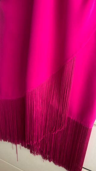 Vestido de evento fucsia con flecos