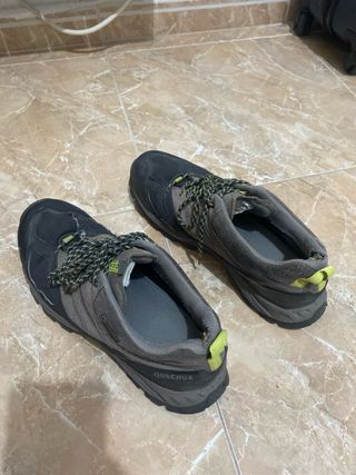 Botas de montaña Quechua grises y negras