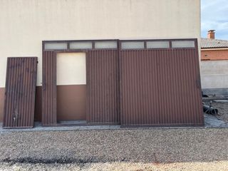 Puerta corredera metálica para garaje
