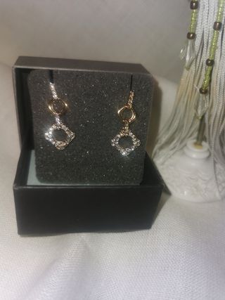 PENDIENTES LARGOS. Baño de oro con circonitas.