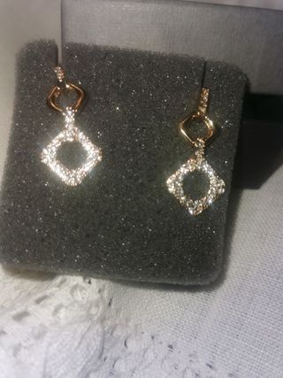 PENDIENTES LARGOS. Baño de oro con circonitas.