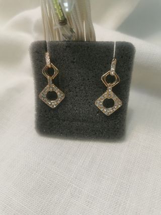 PENDIENTES LARGOS. Baño de oro con circonitas.