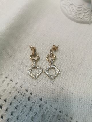 PENDIENTES LARGOS. Baño de oro con circonitas.