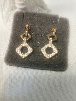 PENDIENTES LARGOS. Baño de oro con circonitas.
