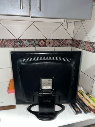 Monitor de ordenador negro
La marca es LSD 17
