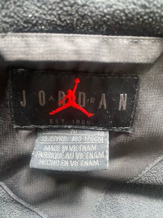 Abrigo Jordan Negro con Capucha
