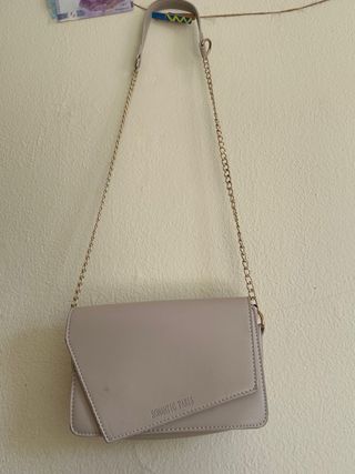 Bolso de mano beige con cadena