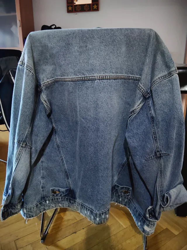 Cazadora vaquera oversize . Puesta una sola vez .