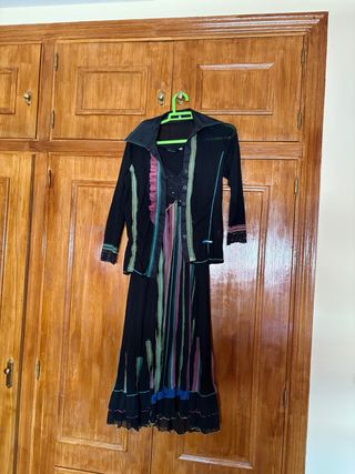 Vestido largo negro con detalles multicolor