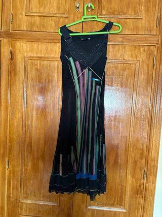 Vestido largo negro con detalles multicolor