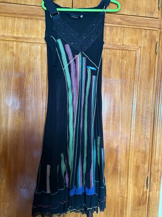 Vestido largo negro con detalles multicolor