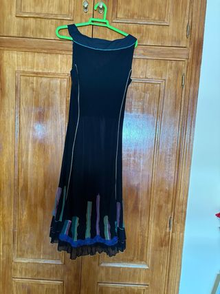 Vestido largo negro con detalles multicolor