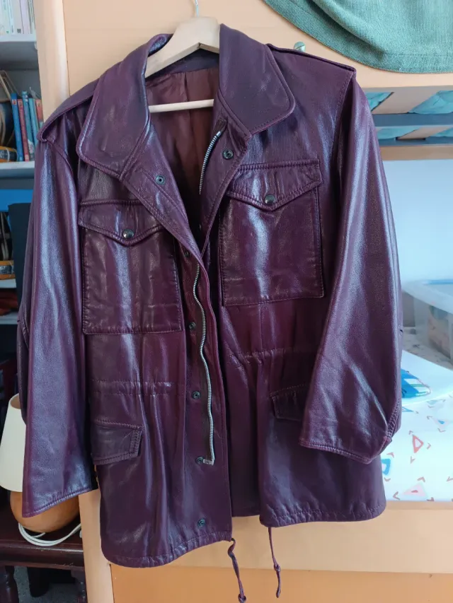 Chaqueta efecto piel morada