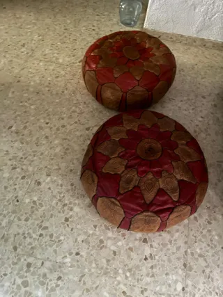 2 Pufs de Piel Marrón y Rojo