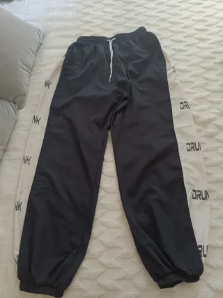Pantalón chándal negro y blanco
Vale para una S/M
