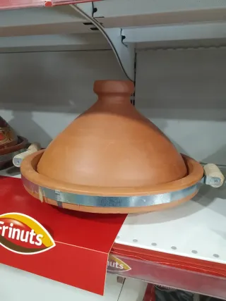 Tajine de cerámica marrón con diseño