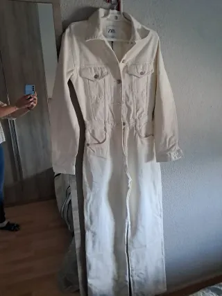 Mono vaquero blanco Zara talla S en la etiqueta 
